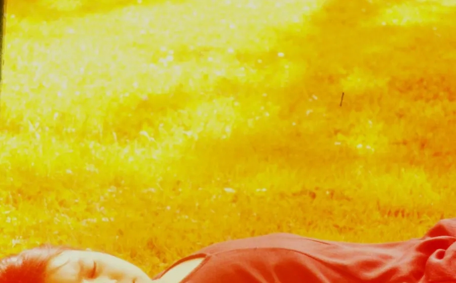 Fotograma con colores amarillos y naranjas y una niña durmiendo
