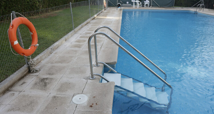 Actuación del Plan Adapta en una piscina comunitaria