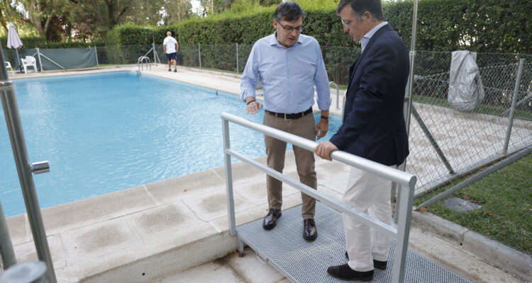 El delegado Álvaro González y el concejal José Antonio Martínez-Páramo en la visita a la actuación del Plan Adapta en una piscina comunitaria
