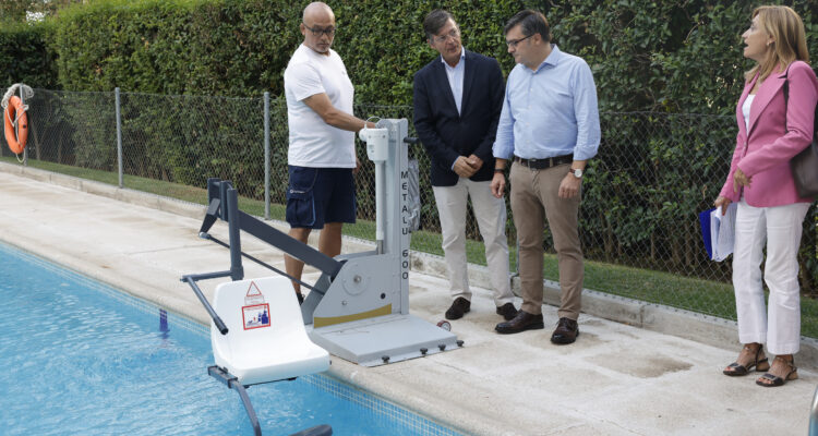 El delegado Álvaro González y el concejal José Antonio Martínez-Páramo en la visita a la actuación del Plan Adapta en una piscina comunitaria