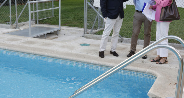 El delegado Álvaro González y el concejal José Antonio Martínez-Páramo en la visita a la actuación del Plan Adapta en una piscina comunitaria