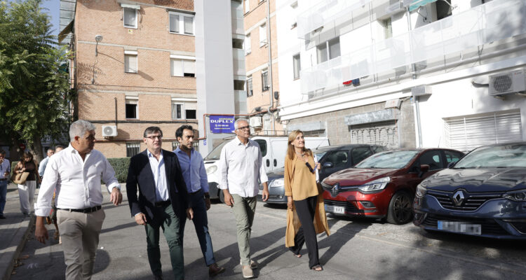 El delegado de Políticas de Vivienda y presidente de la Empresa Municipal de Vivienda y Suelo (EMVS Madrid), Álvaro González, hace balance de la inversión municipal en rehabilitación en Carabanchel