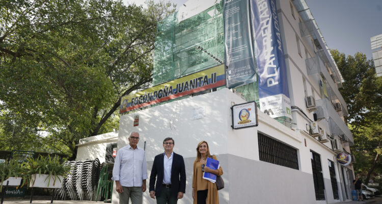 El delegado de Políticas de Vivienda y presidente de la Empresa Municipal de Vivienda y Suelo (EMVS Madrid), Álvaro González, hace balance de la inversión municipal en rehabilitación en Carabanchel