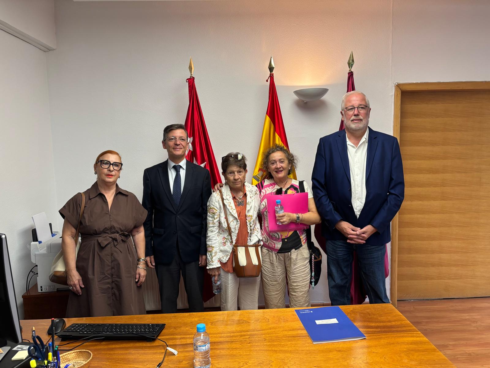 El concejal de Fuencarral-El Pardo, José Antonio Martínez-Páramo, en la reunión con la junta directiva de la asociación cultural de mayores ACUMAFU