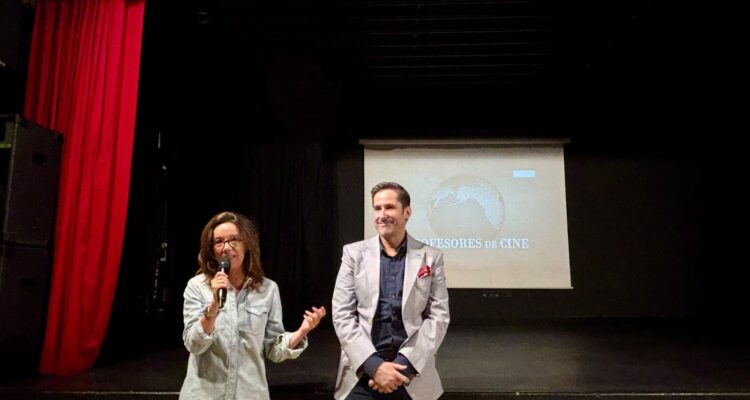 Paula G&oacute;mez-Angulo, acompa&ntilde;ada del cr&iacute;tico de cine Guillermo Balmori, en la presentaci&oacute;n del ciclo &lsquo;Cl&aacute;sicos del Espronceda&rsquo;