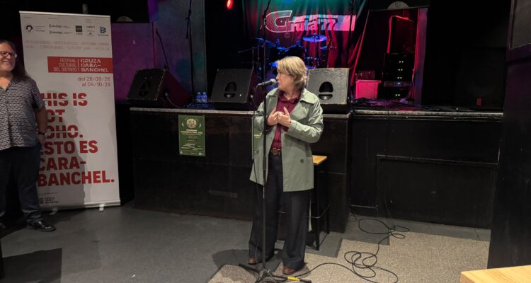 La delegada Marta Rivera de la Cruz y el concejal Carlos Izquierdo en la presentación del festival en la sala Gruta 77