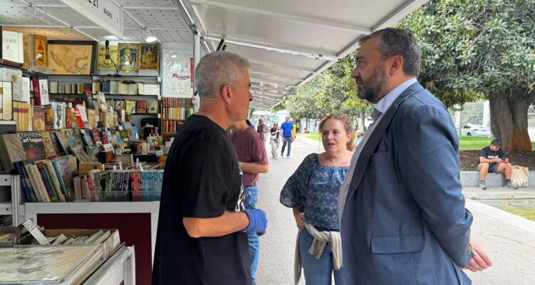 Segura, en la visita a la 36ª Feria de Otoño del Libro Viejo y Antiguo de Madrid