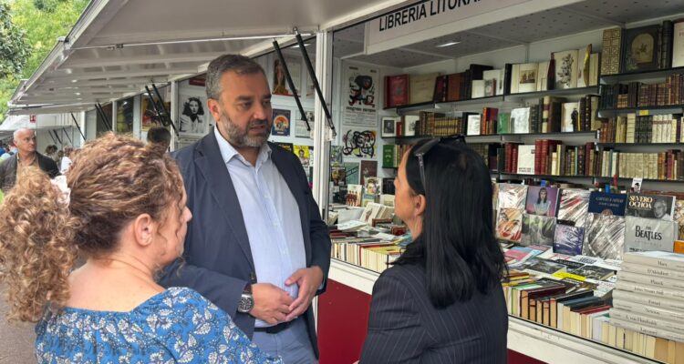 Segura, en la visita a la 36ª Feria de Otoño del Libro Viejo y Antiguo de Madrid