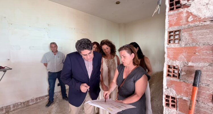 David Pérez, en el Colegio de Educación Infantil, Primaria y Secundaria Obligatoria Garcilaso de la Vega donde la junta municipal está ejecutando obras de mantenimiento y mejora