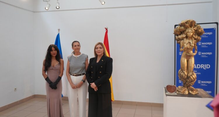 Yolanda Estrada, junto con la la artista hondureña Rosmery Lara y la embajadora Ana Paola Hall, en la inauguración de la exposición la exposición ‘Que la Carne Florezca. Abya Yala'