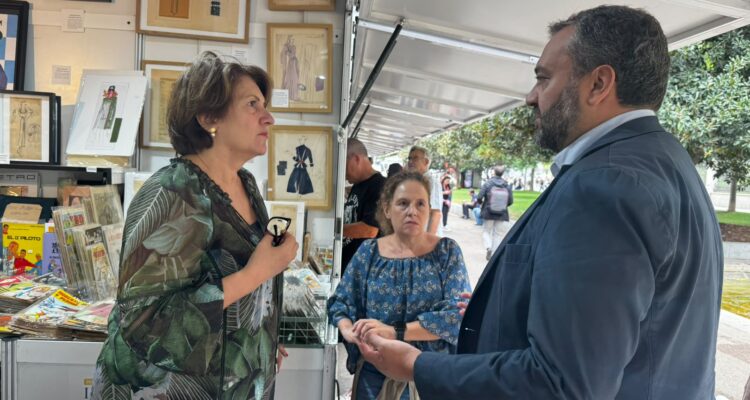 Segura, en la visita a la 36ª Feria de Otoño del Libro Viejo y Antiguo de Madrid