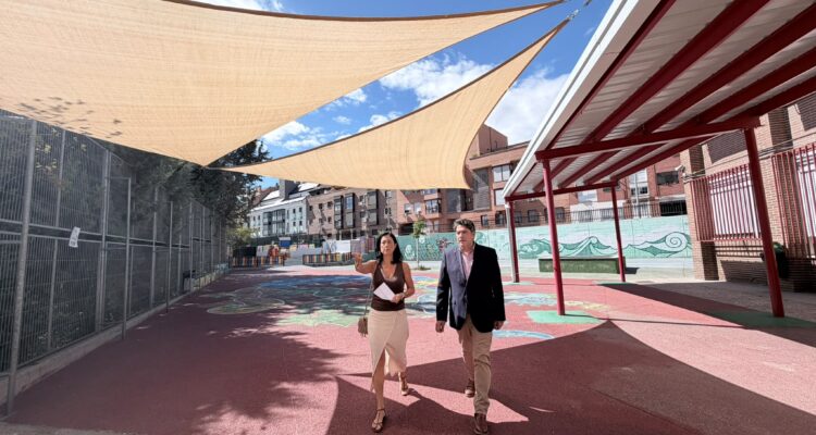 David Pérez, en el Colegio de Educación Infantil, Primaria y Secundaria Obligatoria Garcilaso de la Vega donde la junta municipal está ejecutando obras de mantenimiento y mejora