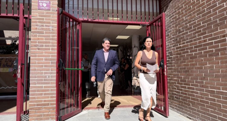 David Pérez, en el Colegio de Educación Infantil, Primaria y Secundaria Obligatoria Garcilaso de la Vega donde la junta municipal está ejecutando obras de mantenimiento y mejora