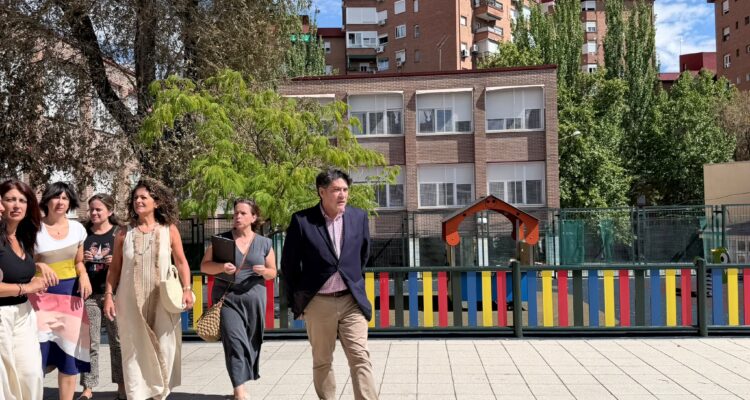 David Pérez, en el Colegio de Educación Infantil, Primaria y Secundaria Obligatoria Garcilaso de la Vega donde la junta municipal está ejecutando obras de mantenimiento y mejora