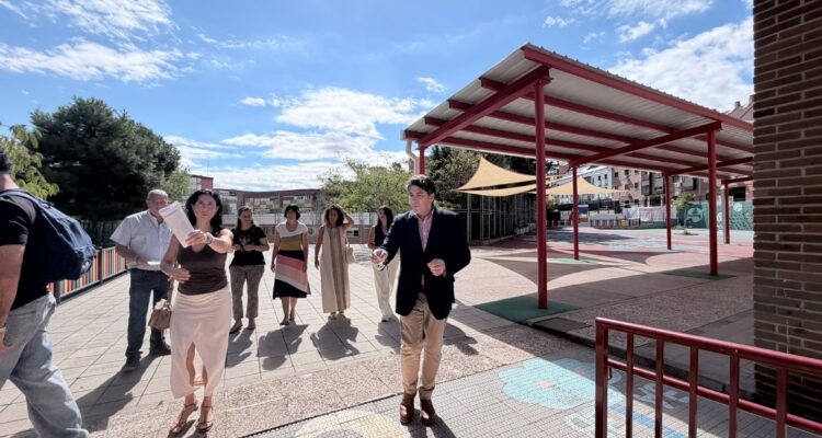 David Pérez, en el Colegio de Educación Infantil, Primaria y Secundaria Obligatoria Garcilaso de la Vega donde la junta municipal está ejecutando obras de mantenimiento y mejora