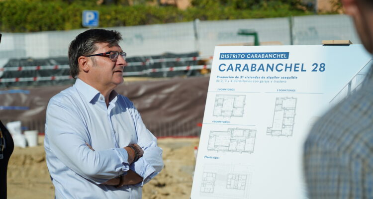 González en acto primera piedra Carabanchel 28