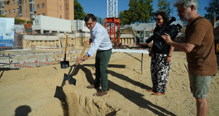 González en la colocación de la primera piedra de la promoción Carabanchel 28