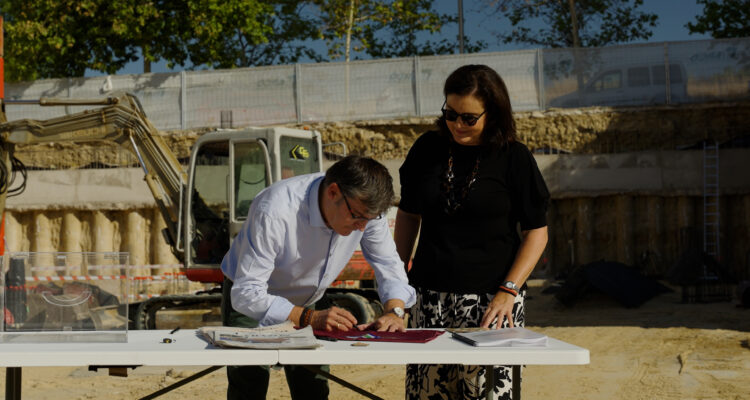 González y de Miguel durante la colocación de la primera piedra promoción Carabanchel 28