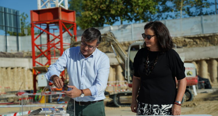 González y de Miguel en momento de la colocación de la primera piedra Carabanchel 28