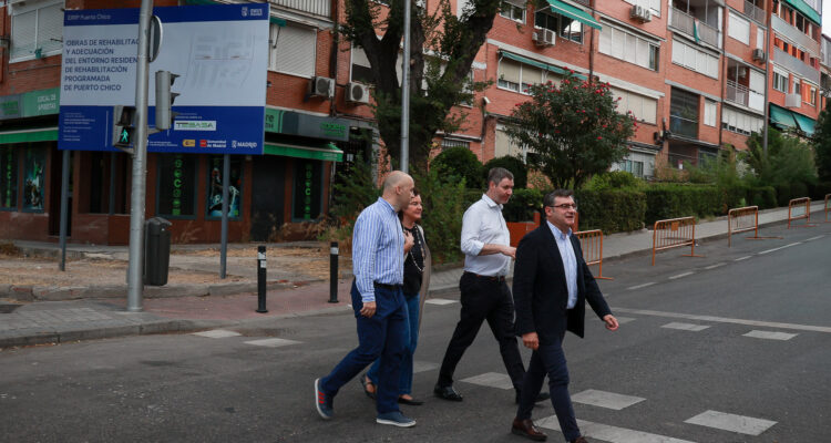 El delegado de Políticas de Vivienda y presidente de la Empresa Municipal de la Vivienda y Suelo de Madrid, Álvaro González, visita las obras de rehabilitación y reurbanización en la Colonia de Puerto Chico