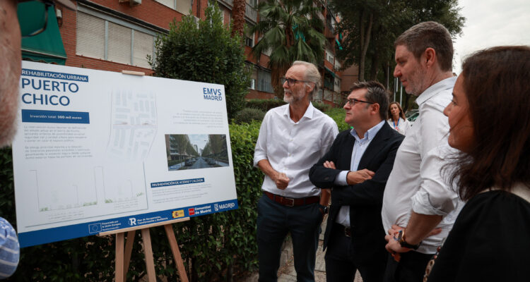 El delegado de Políticas de Vivienda y presidente de la Empresa Municipal de la Vivienda y Suelo de Madrid, Álvaro González, visita las obras de rehabilitación y reurbanización en la Colonia de Puerto Chico
