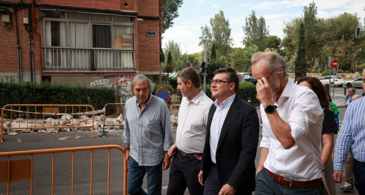 El delegado de Políticas de Vivienda y presidente de la Empresa Municipal de la Vivienda y Suelo de Madrid, Álvaro González, visita las obras de rehabilitación y reurbanización en la Colonia de Puerto Chico