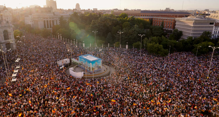 Imágenes de la concentración como muestra de apoyo y solidaridad con el pueblo de Ceuta en Madrid