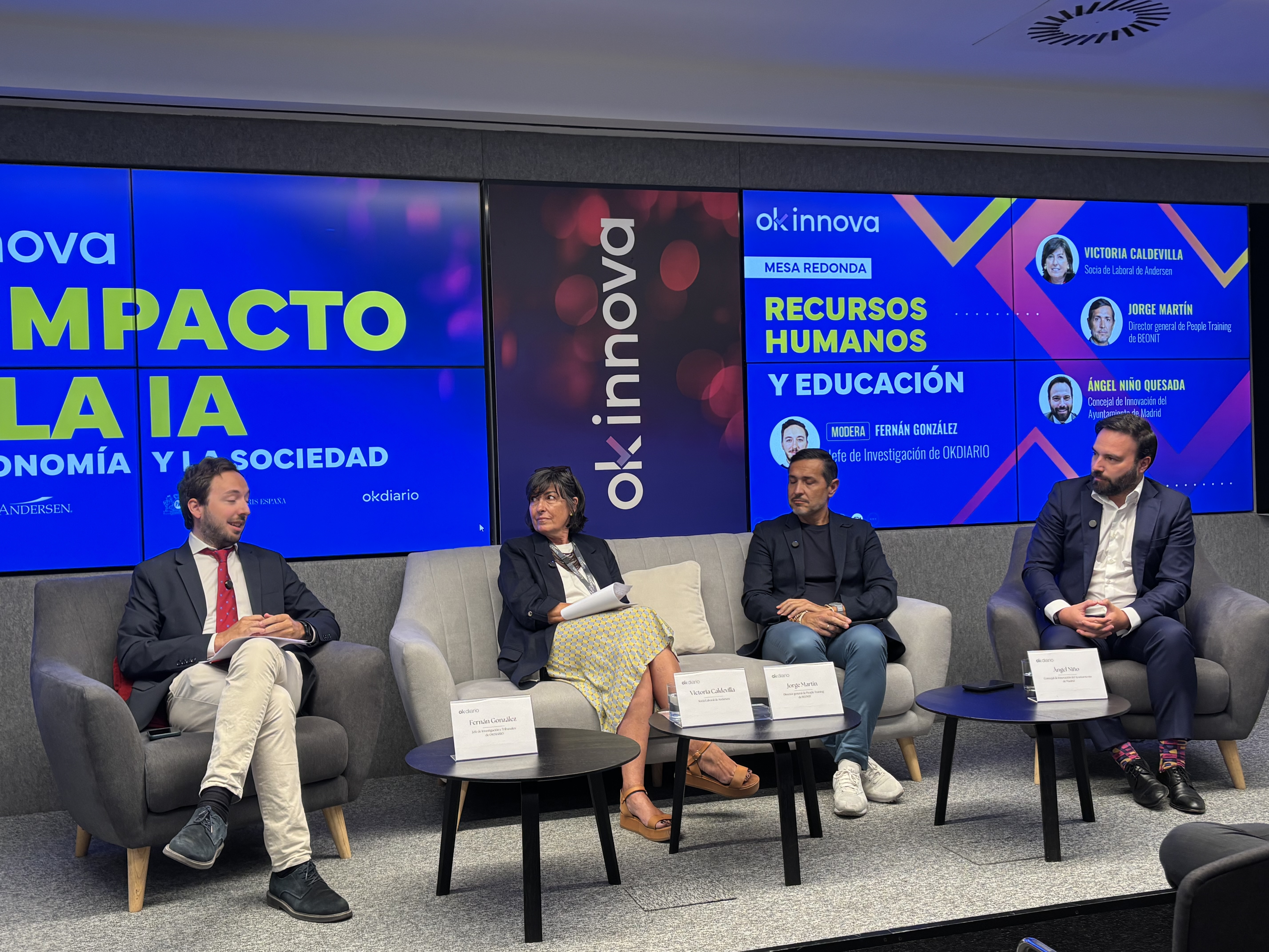 El concejal delegado de Innovación y Emprendimiento, Ángel Niño, participa en la mesa redonda ‘IA y laboral’ en la III edición de las Jornadas OKINNOVA