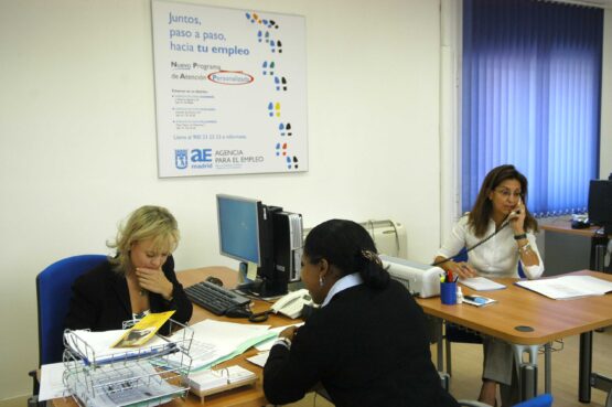Imagen de archivo de ciudadana solicitando información en la Agencia para el Empleo de Madrid