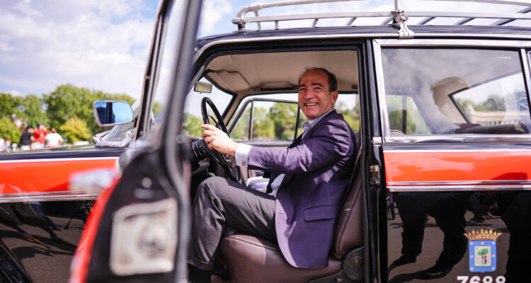 El delegado de Urbanismo, Medio Ambiente y Movilidad, Borja Carabante, en la presentación de las iniciativas del taxi durante la Semana Europea de la Movilidad 2026
