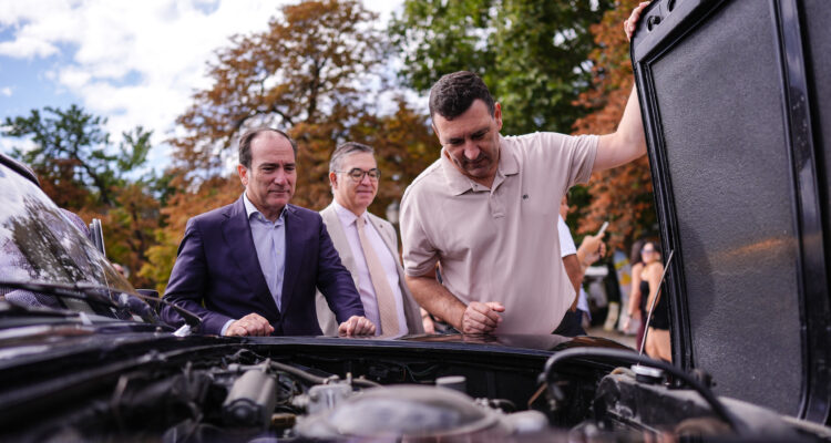 El delegado de Urbanismo, Medio Ambiente y Movilidad, Borja Carabante, en la presentación de las iniciativas del taxi durante la Semana Europea de la Movilidad 2026