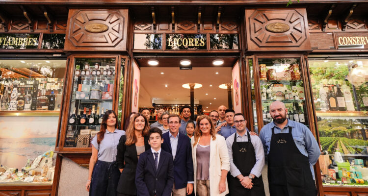 El alcalde de Madrid, Jos&eacute; Luis Mart&iacute;nez-Almeida, descubre una placa homenaje a Mantequer&iacute;as Bravo
