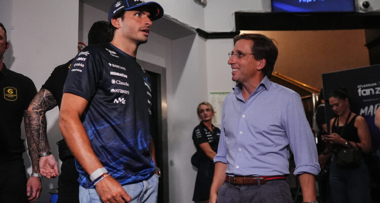 Almeida, en la presentación del monoplaza de Atlassian Williams F1 Team en la plaza del Callao