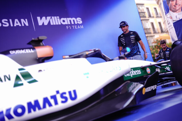 Carlos Sainz junto a su fórmula 1 en el evento en la plaza de Callao