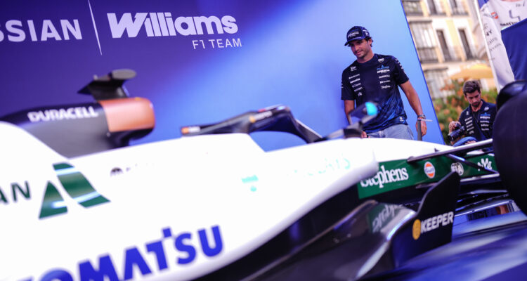 El piloto Carlos Sainz en la presentación del monoplaza de Atlassian Williams F1 Team en la plaza del Callao