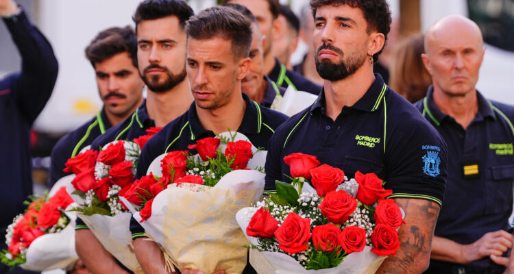 Almeida en el acto homenaje a los diez bomberos fallecidos en los Almacenes Arias en 1987