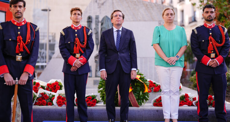Almeida en el acto homenaje a los diez bomberos fallecidos en los Almacenes Arias en 1987