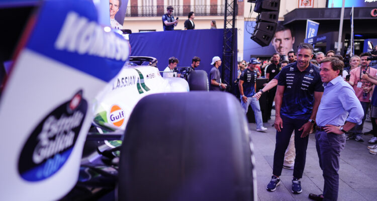 Almeida, en la presentación del monoplaza de Atlassian Williams F1 Team en la plaza del Callao