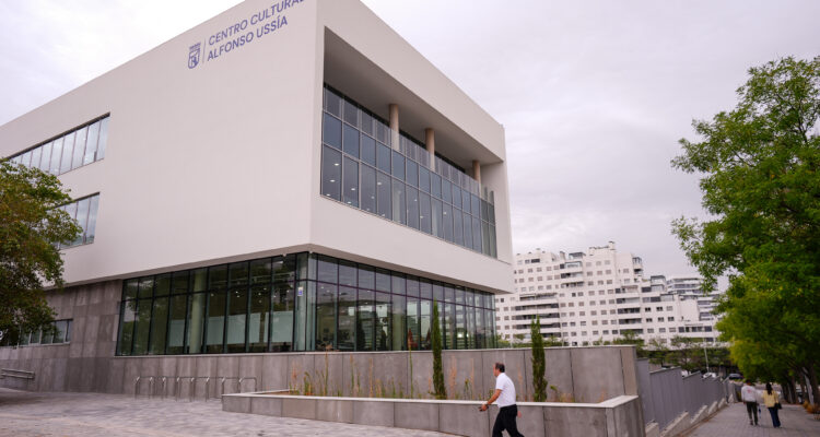 Almeida inaugura el Centro Cultural Alfonso Ussía de Valdebebas