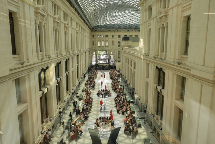 Desfile en la Galería de Cristal del Palacio de Cibeles durante la Semana de la Moda 2025