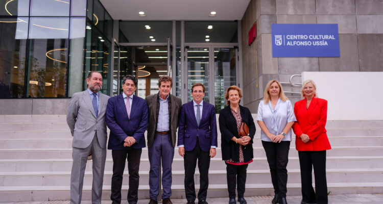 Almeida inaugura el Centro Cultural Alfonso Ussía de Valdebebas