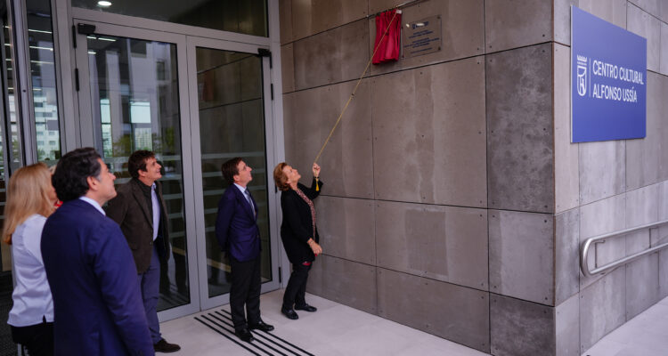 Almeida inaugura el Centro Cultural Alfonso Ussía de Valdebebas