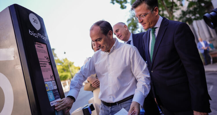 El delegado de Urbanismo, Medio Ambiente y Movilidad, Borja Carabante, en la presentación del nuevo distintivo que lucirán las estaciones de bicimad