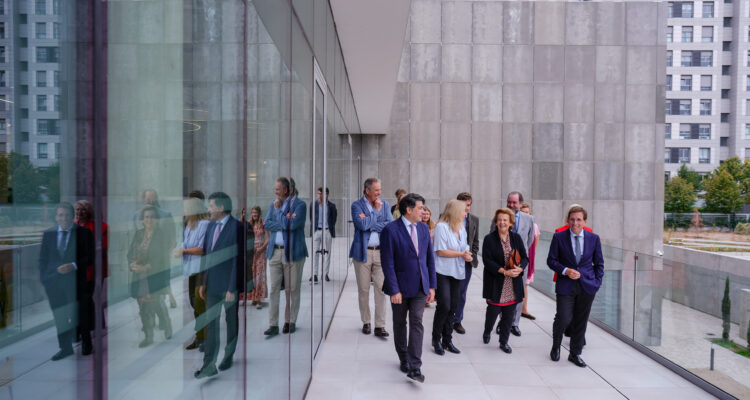 Almeida inaugura el Centro Cultural Alfonso Ussía de Valdebebas