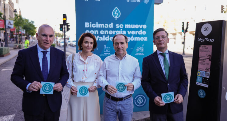 El delegado de Urbanismo, Medio Ambiente y Movilidad, Borja Carabante, en la presentación del nuevo distintivo que lucirán las estaciones de bicimad