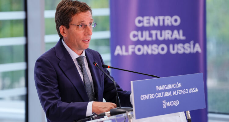 Almeida inaugura el Centro Cultural Alfonso Ussía de Valdebebas