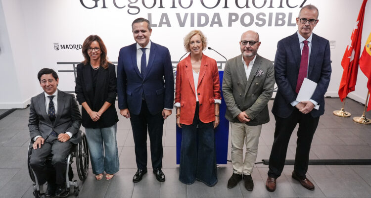 El delegado de Políticas Sociales, Familia e Igualdad, José Fernández, acompañado por la concejala de Tetuán, Paula Gómez-Angulo, en la exposición ‘Gregorio Ordóñez. La vida posible’
