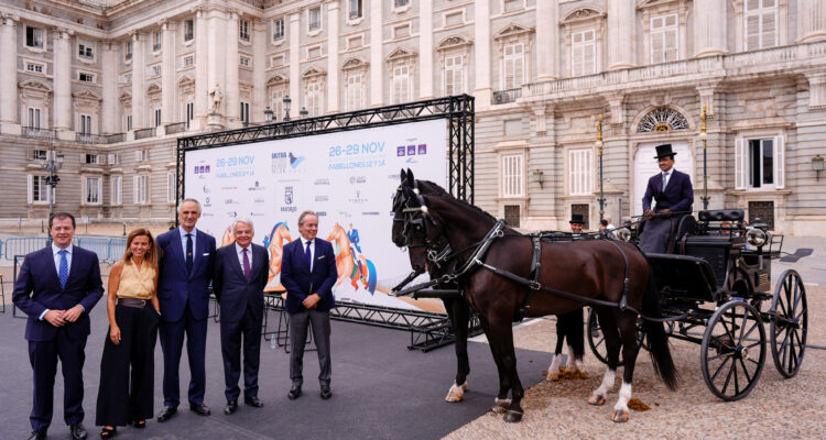 La concejala delegada de Turismo, Almudena Maíllo, ha participado esta mañana, en la plaza de Oriente, en la presentación de Mutua Madrid Horse Week