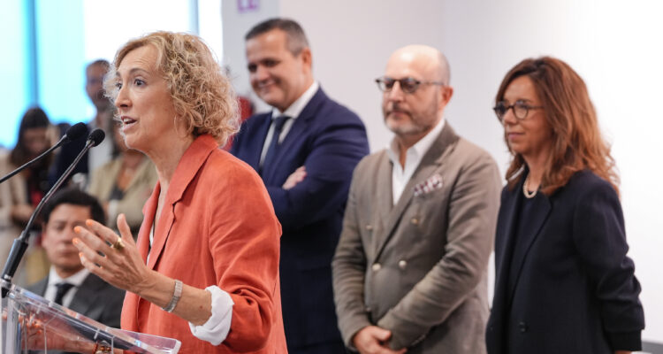 El delegado de Políticas Sociales, Familia e Igualdad, José Fernández, acompañado por la concejala de Tetuán, Paula Gómez-Angulo, en la exposición ‘Gregorio Ordóñez. La vida posible’