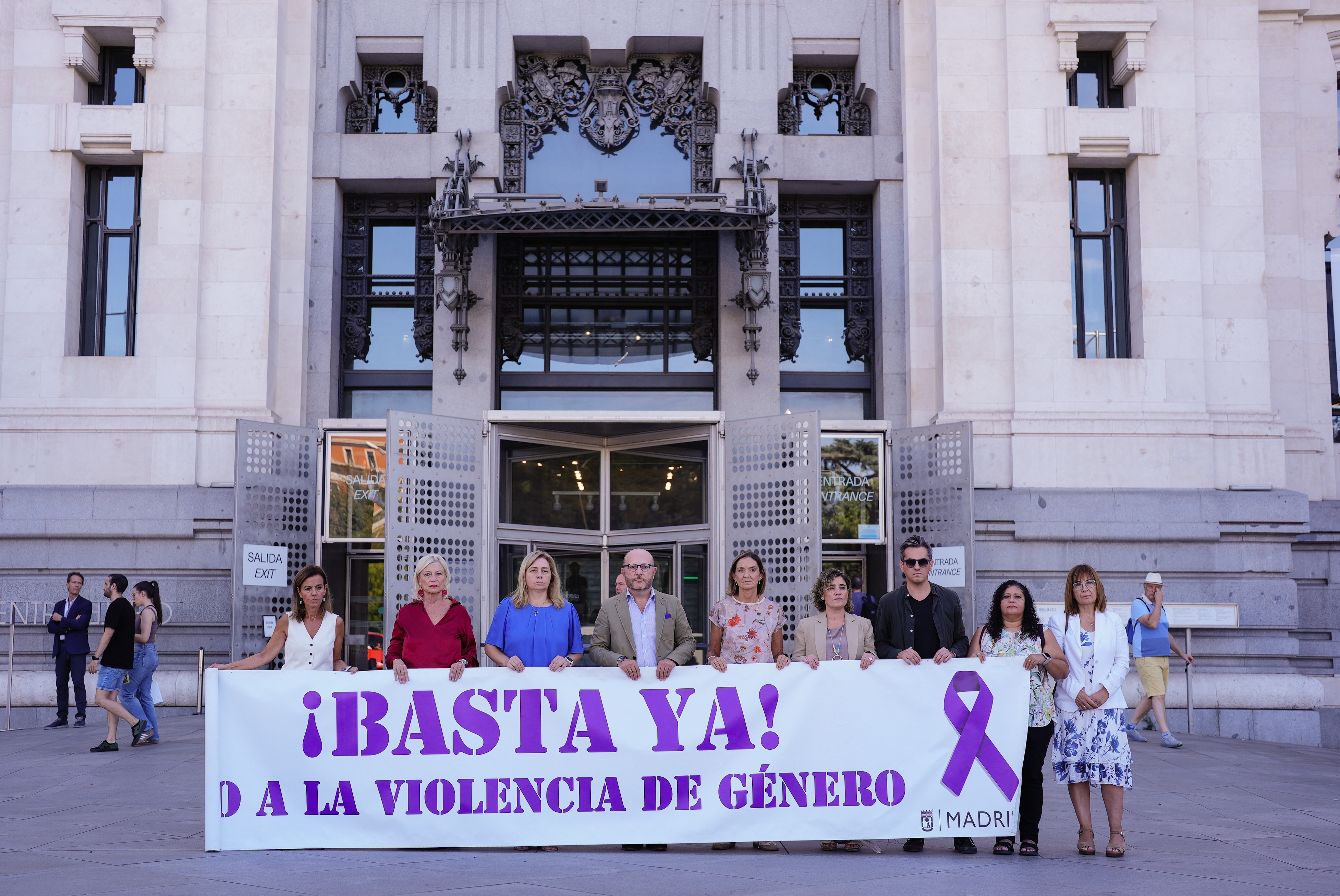 La vicealcaldesa, Inma Sanz, preside el minuto de silencio por el asesinato de una mujer en Legan&eacute;s